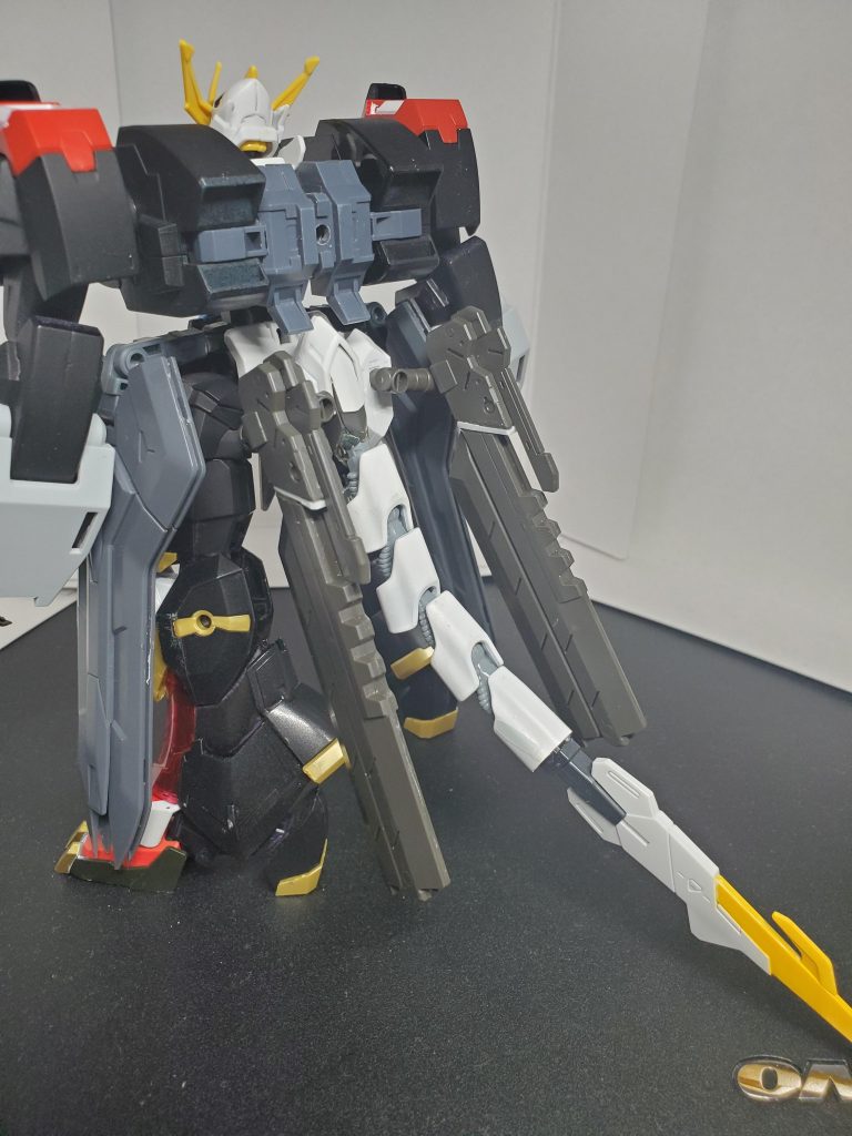 腰部には、バルバトスのバックパックを使用。
バーニア部にハイゴックの腕を使ってテイルブレードを装備。ゲテモノ感が増しました。
両隣には、アスタロトのデモリッションナイフを2本装備。普段は展開せずに、小回りのきく短刀として使用する感じです。