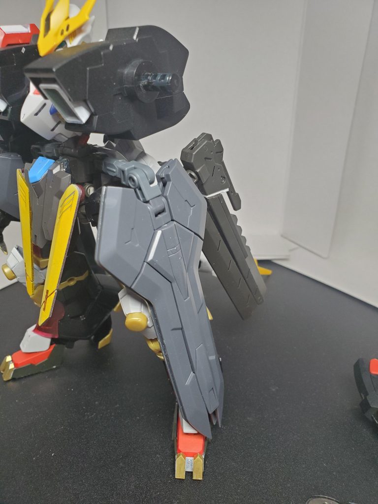 サイドにはMSGからスラッシュエッジを複合兵装として装備。
普段はブースターとして使用し、分割、ビーム刃を展開させて小型アックスとソードとして使用することが可能です。