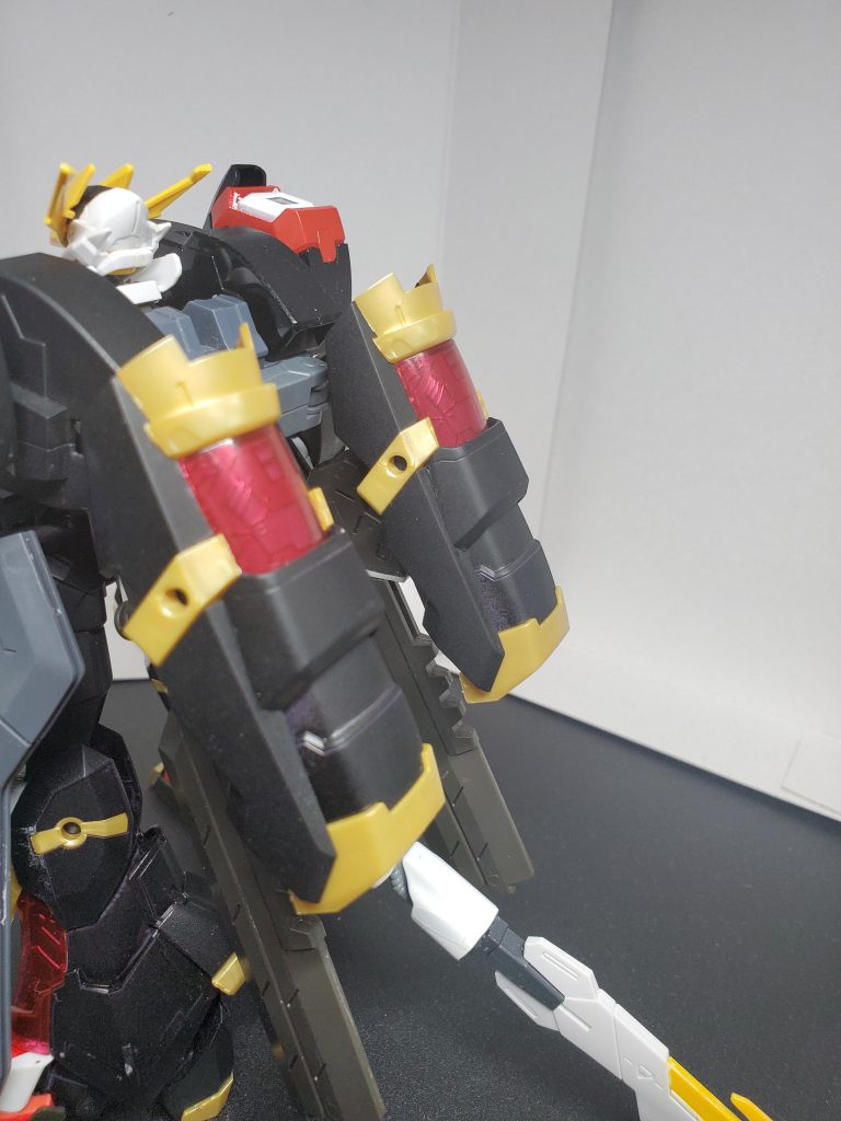 背面にはシールド兼ブースターを装備。
細かく角度を変えられるので、巨体に合わない高い機動性を発揮するという設定です。