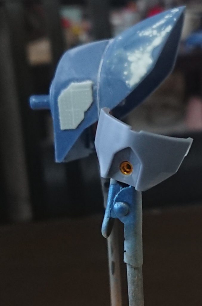 実は口元にもバイクの金属パーツ。
肩の方は、プラ板張ったんだけど、納得いかなくて、剥がしたあと。