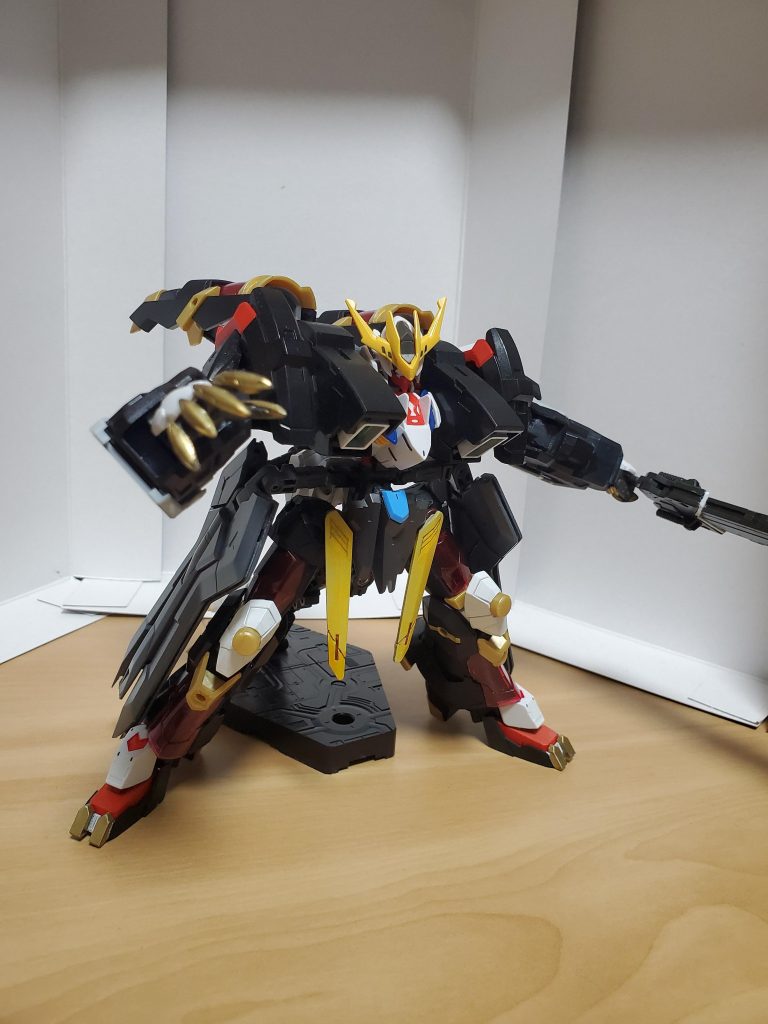 動きを付けてアクション!
背中とサイドのブースターを全開、突進するイメージです。
左手にバスターソードを装備してますが、見切れてますね
(ー_ー;)
全体的に重くて、スタンドあってもバランス取れません。ポーズが難しい。