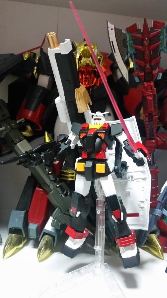 水性ホビーカラーで、ざっくり塗装。
つるつるガンダム。( ・∇・)おもちゃ感がいい!