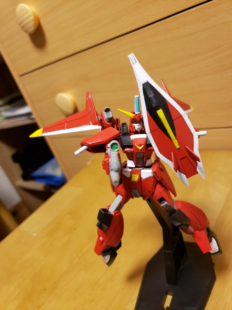 ビームライフル構えポーズ

旧キットであることから部分塗装する箇所が多くありましたがシールドやライフルのセンサー部は、塗りました。