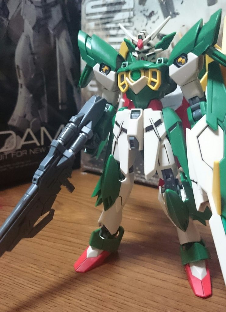 ・ガンダムフェニーチェリナーシタ
名前から「ウイング」が外れはしたものの、左右対称となり原典回帰したガンプラっス!
…ただコイツ、袖がうにょーんって延びてるからまともに武器を持たせらんないんスよねぇ…先ずバスターライフルとビームサーベルは持てないっス