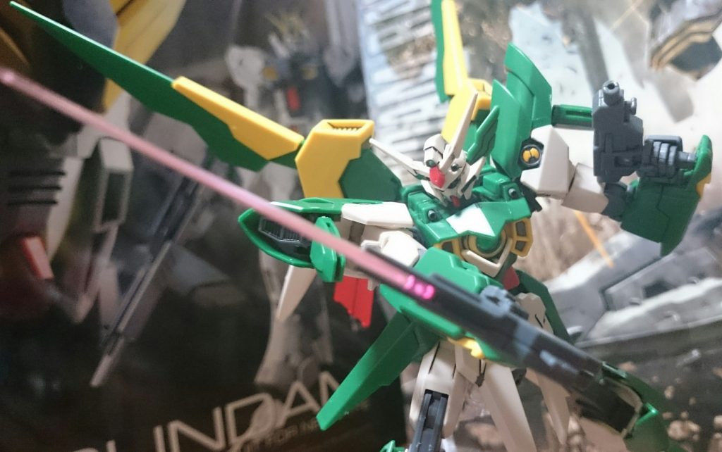 ・ビームサーベル(右)/ビームガン(左)
バスターライフルの下部についていた小型ビームライフルはリナーシタでは、ビームガンとビームサーベルに分離可能っス。サーベルエフェクトはバスターライフルに取り付けた状態でも取り付けOKっス!