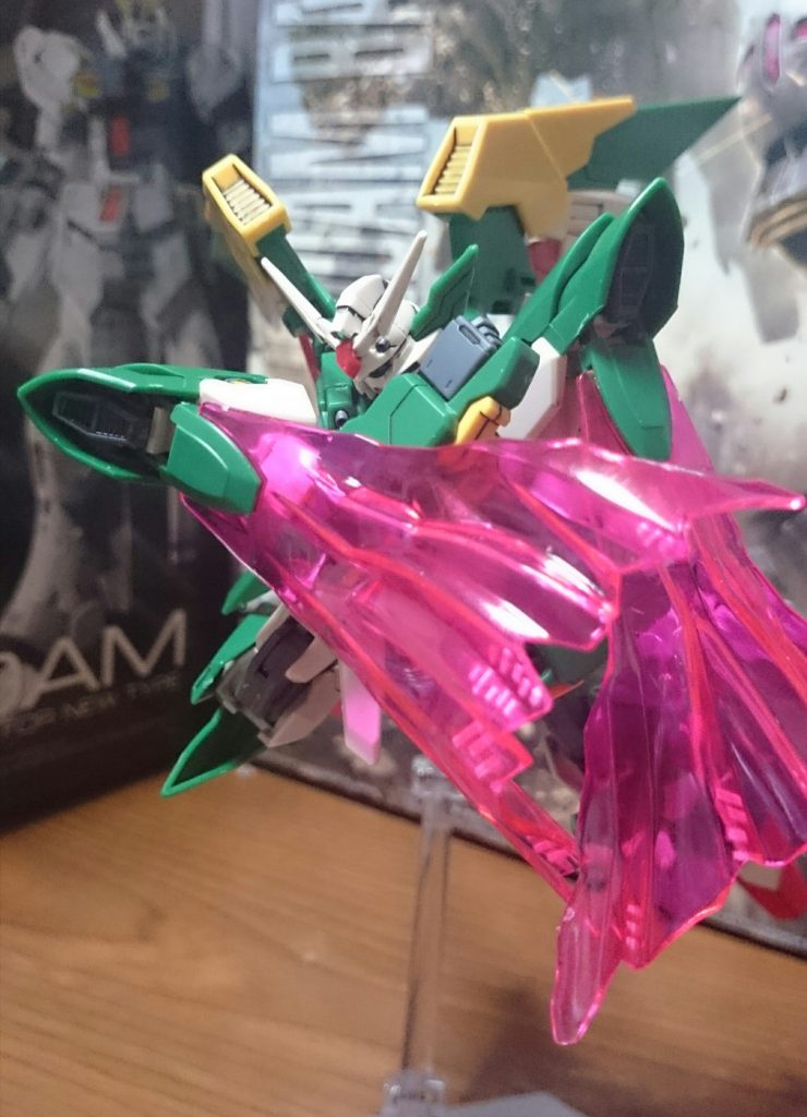 ・ビームマント
左右対称になったことで、右肩にも追加装備されたっス!こちらもフェニーチェのマントと同様の塗装を施してるっス!