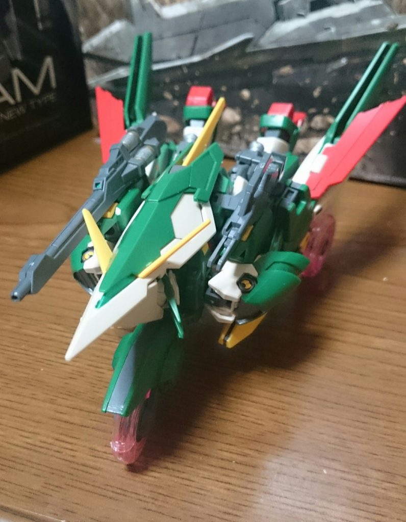 ・変形
これも発売当時につくっており、大分あちこちがへたってて…翼のアームまでへたってるから、この状態をスタンド無しで飾ると少しの衝撃で倒れかねないっス