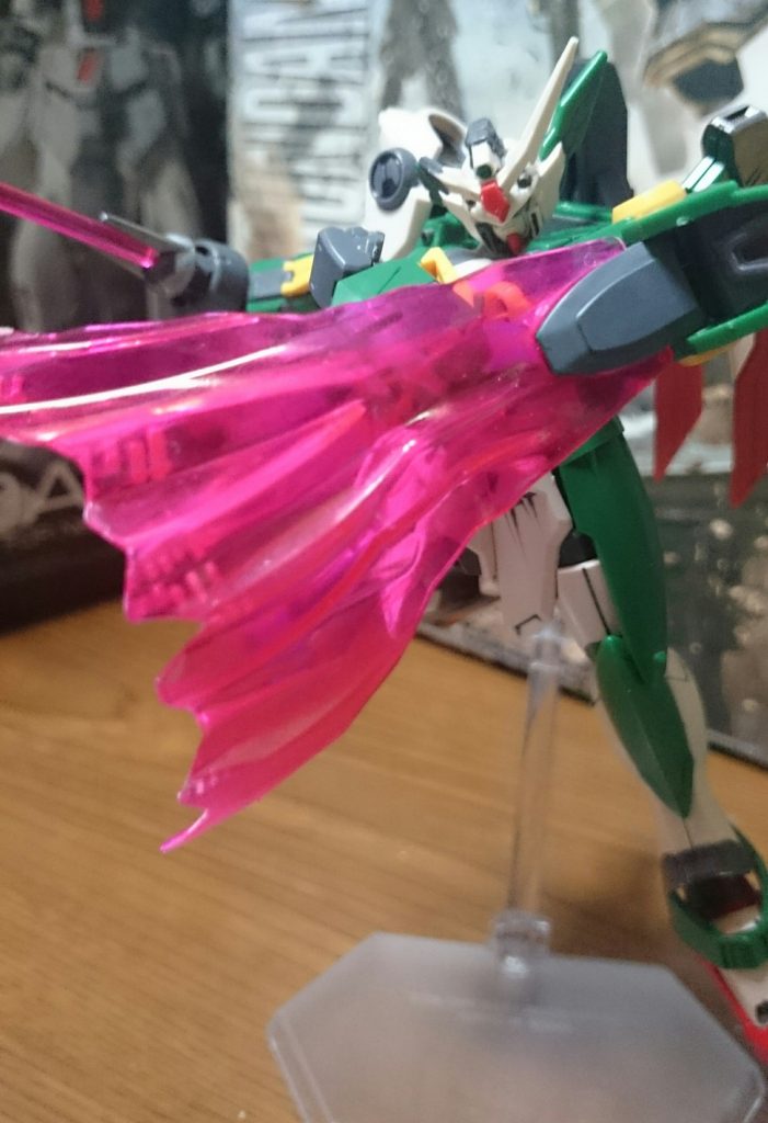 ・ビームマント
こちらもレイピアエフェクト同様にマッキーで塗装。また、エフェクト下部の複数ある小さい長方形のモールドはガンマカのピンクで塗装っス