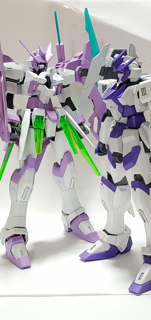 先代と一緒に。
違いは、紫の色合いと、身長。
白い部分はベースホワイト、紫の部分はMSパープルを使用しています。
パープルなのにどこかピンクっぽくなってしまいましたがこれはこれで気に入ってます。