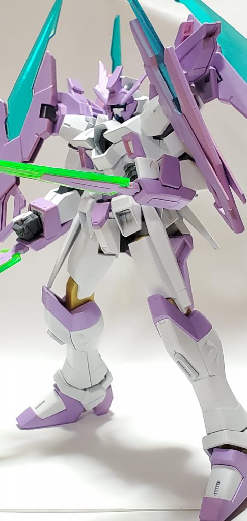 腕に内蔵されたファンネルはブレードとして扱う事も可能。