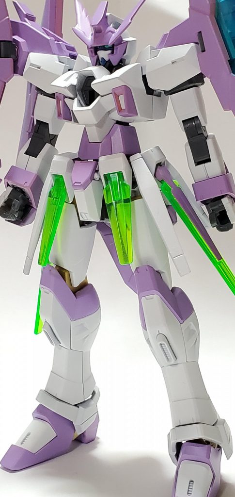 肩に4基、腕に4基内蔵、スカートに4基、計12基のファンネルを装備。