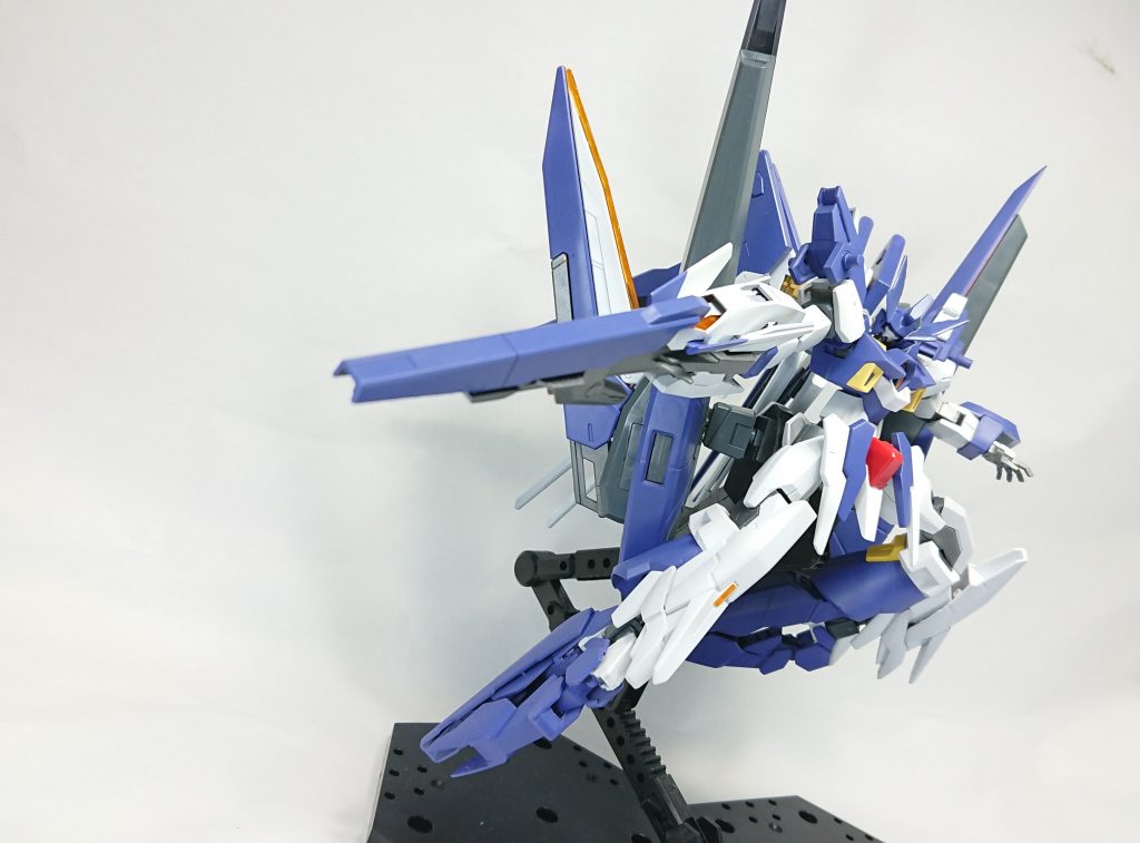 メイン武装「フリューゲルドッズライフル」
AGE-2マグナムのハイパードッズライフルマグナムをベースにアメイジングストライクフリーダムのライフルパーツとAGE-FXのライフルパーツをミキシングしたものである。
ライフル下部にビームサーベル発生機を搭載しているため、近接武器にもなる。