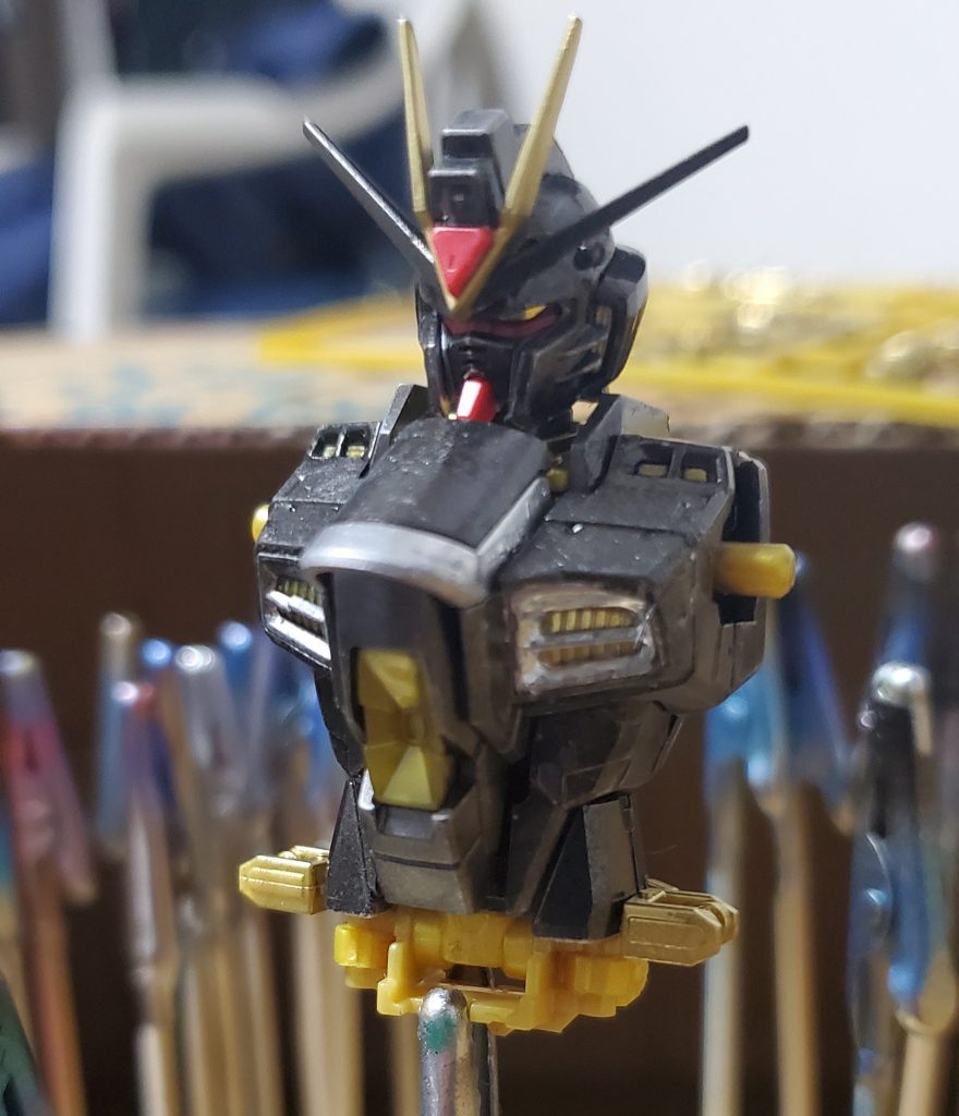 私の悪い癖で塗装が乾く前に組み立ててしまう・・・なので胸部分は汚いです