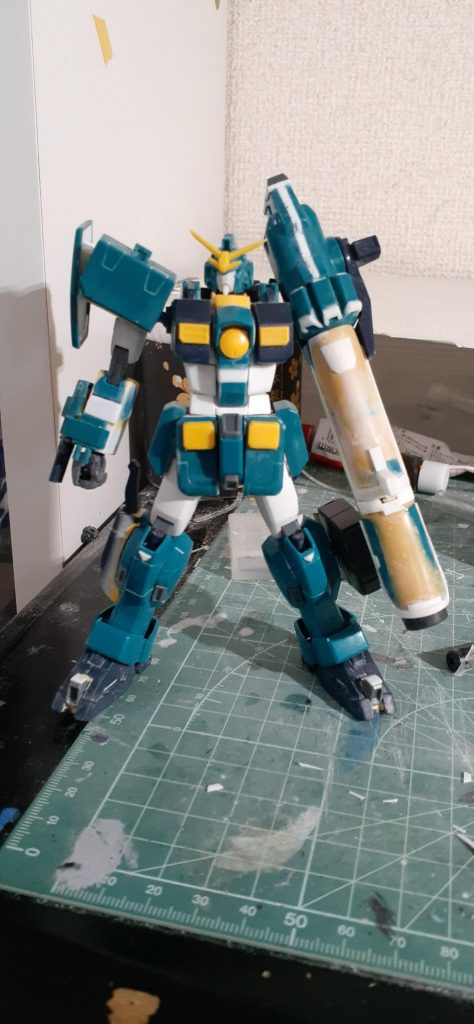 一番苦労したのはやはりメイン武器のガトリングです。そのまま使おうとしたら腕がはいらなかったので腕を外していれるほうにかえました