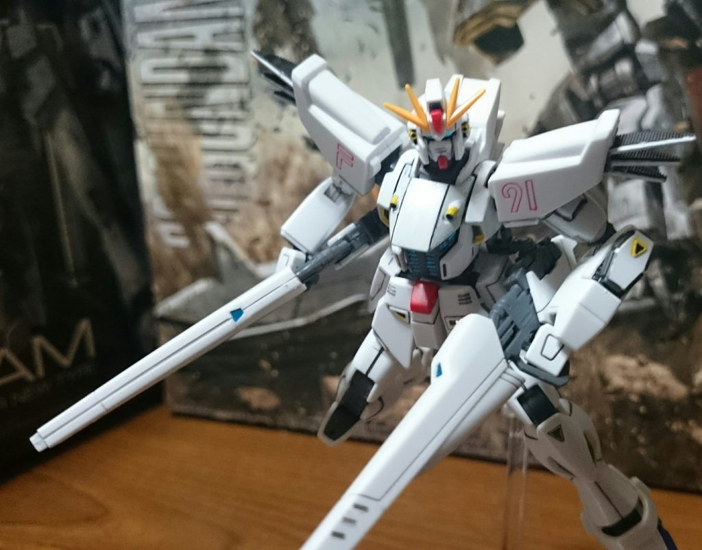 ダムエー7月号の表紙のポーズ
作中では肩の「F」「91」の文字は赤色だったっスけど、今回はモールド部分のみ赤に。
全体を赤く塗って、消しペンや綿棒を使って、モールド部分のみに赤を残すのは大分骨が折れたっス…