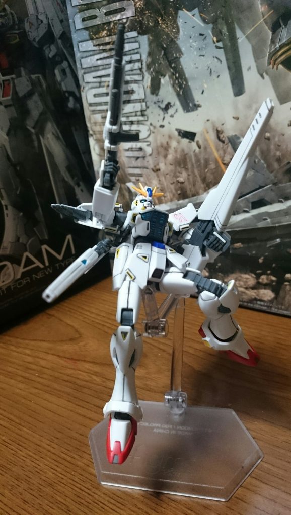 スリッパ、股間、額のパーツを差し替えてもう1機も再現っス!……というか、このカラーリング用に追加で購入したんスけど、実はここ数ヵ月でHGUC F91はこれを含めて3つ程つくっており、疲れ&飽きてしまい、色の違う部分のみを製作して、泣く泣くニコイチ仕様に切り替え。残ったのは積み…もとい封印っス。そのうち組むっスよそのうち。
カラーリングの変更箇所は
・スリッパ……ブルー➡レッド
・股間……レッド➡ブルー
・額……レッド➡ブルー
てな具合っス