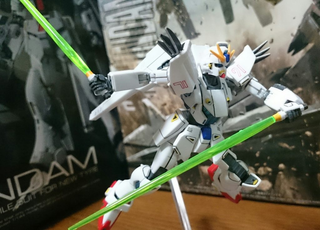 好みで肘と膝関節の一部を白く塗装。ただ、膝の方は後ろから除かないと見えないっス