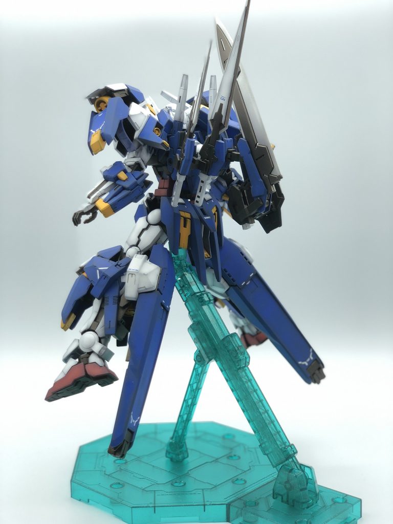 背面。武器マシマシでカッコいいです。セブンソードは伊達じゃないですね。
GNソード/ブレードなどはシルバーで塗装して「剣」感を出してみました。
ガイアノーツのスターブライトシルバーはすごいですね。