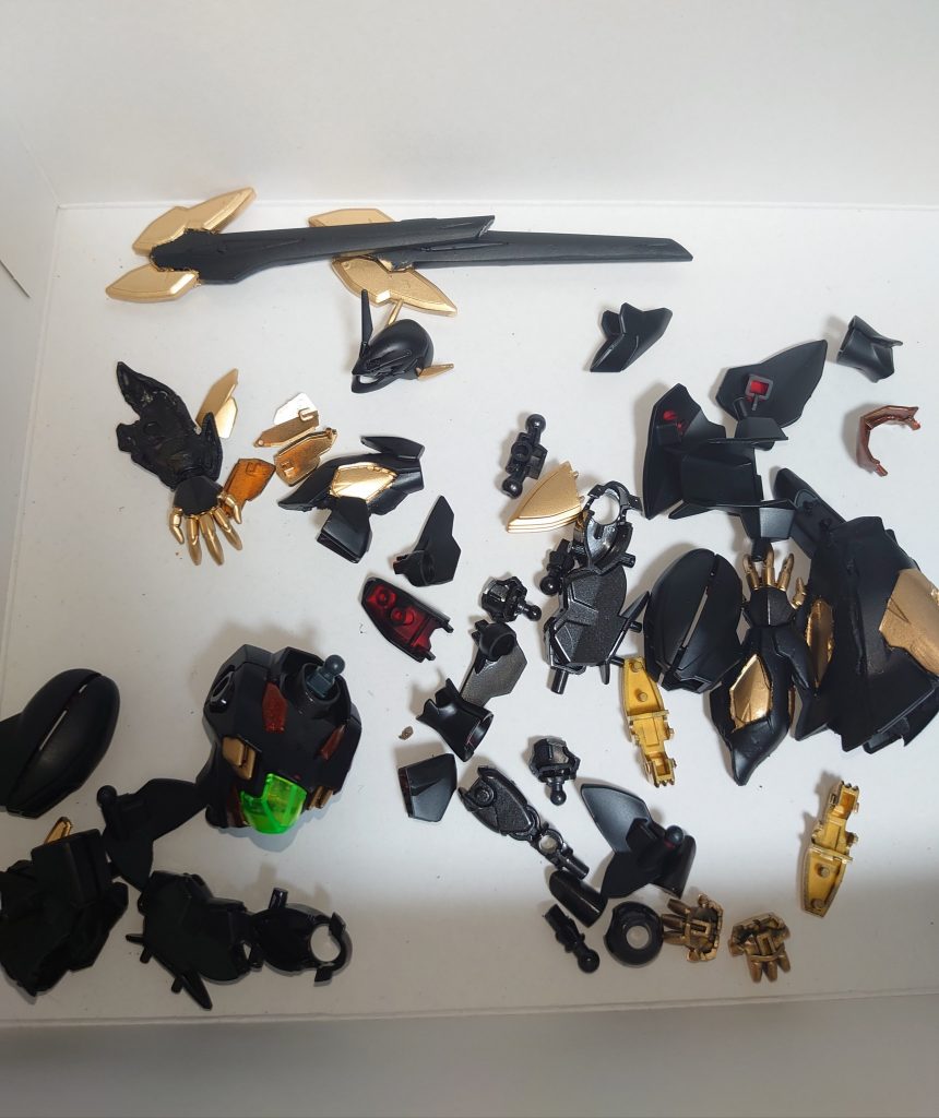 塗装を終えた状態です。
ここからセンサーと銃口の塗装を行って、組み上げに入ります。