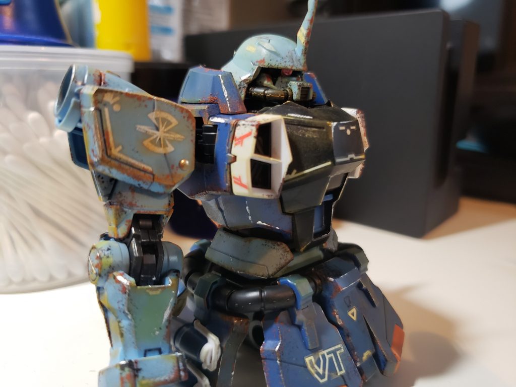 汚し途中
汚しは茶色のアクリル絵の具とガンマカの黒でスポンジチッピングの後にタミヤウェザリングマスターのアカサビをエッジとかにまぶしてます。
たまにガンマカのシルバーでチッピングしてたりも