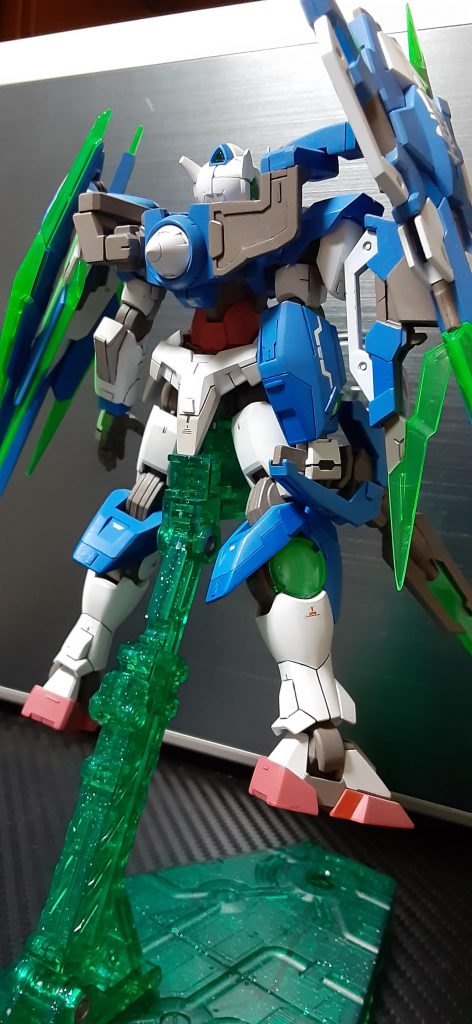 頭部はアンテナやフェイス角度を調整。
プラ板を全身にはりつけました。