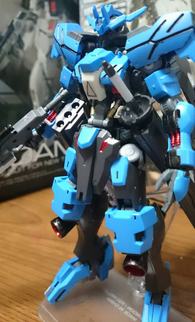 METBL ROBOT魂のモノを参考に過去作のヴィダールに追加塗装したっス。追加で塗装を施した箇所は…
ロイヤルメタレッド……リアクター、フロントアーマー、バーニア内部、前腕・脹ら脛のコード、ツインアイ&頭部センサー(リミッター解除)、眼光エフェクト
メタリックブラック……前腕装甲、膝装甲、バーニア、ライフル(一部)
メタリックピンク……ツインアイ&頭部センサー(通常状態)、ライフル(スコープ)
シルバー……ハンターエッジ
グレー……足の一部、額、肩、平手
ホワイト……ライフル下部、バーストサーベル(刀身、柄)