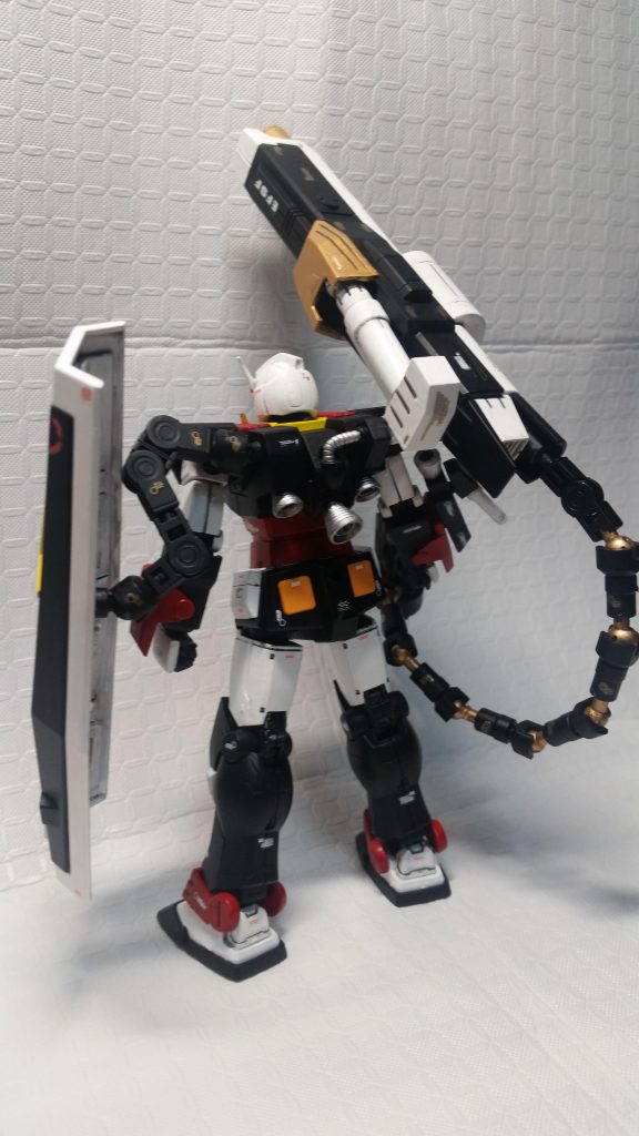 バックショット。
ガンダムシールドはバックパックからアームで装備する形態にしてます。
アームは、ビルダーズパーツで作製しました。