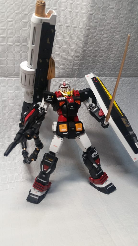 ビームサーベルをゴールド塗装して持たせました。