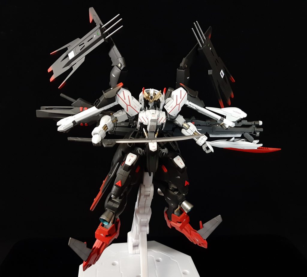 背中のアームにライフルを保持させてマウントすることも出来ます。刀は脱着式で非常時に使うことも。
