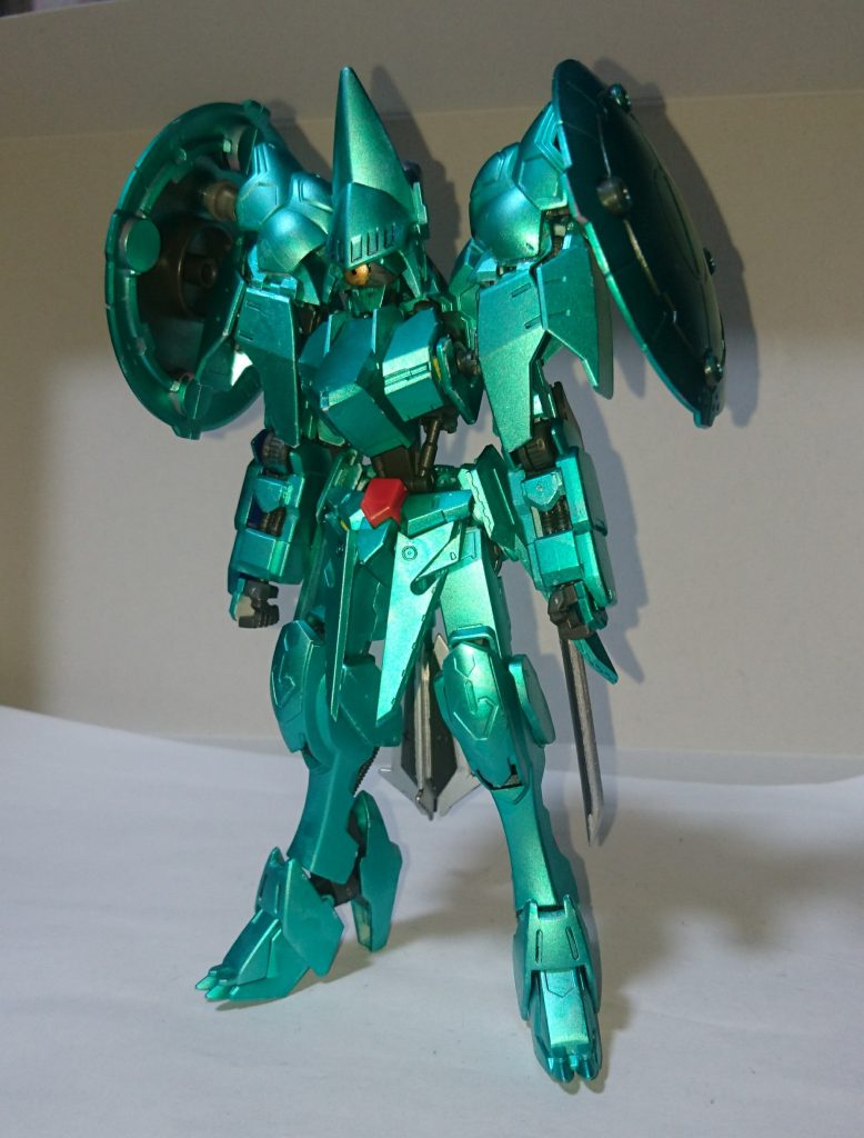 エイトールの特徴でもある肩のバインダー(シールド)はウヴァルのラウンドシールドを使用。(当然可動します。)
グレイズリッターの肩アーマーの上に第5形態の肩アーマーを重ねたところ、思った以上にしっくり来ました。
腰の周りには、waveプラモのエンゲージ・オクターバーSR1の余剰パーツから少しだけ拝借しました。