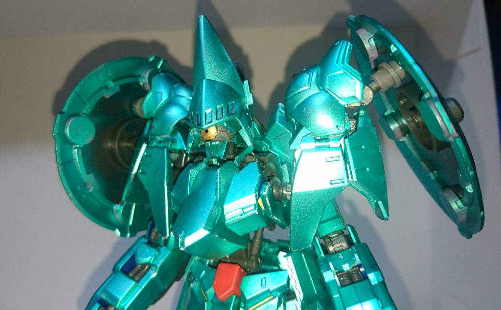 頭部はグレイズをメインにギャンバルカンのヴァリュアブルウェポンセットにあったのを被せ、隙間にバルバトスの頬のパーツを差し込んだら、思った以上にいい感じに出来ました。
※本家のエイトールの頭は烏帽子みたいなのが、よく知られているでしょうけど、とんがり頭のエイトールもいます。