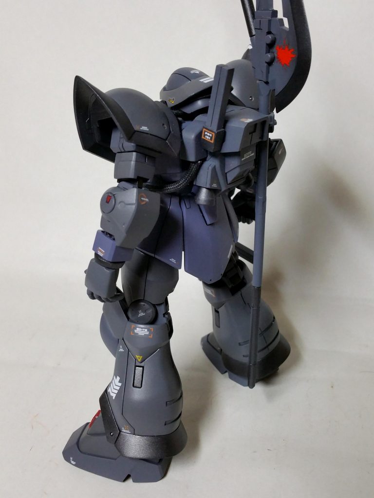 背面、バックパックにはマシンガンのマガジンとアクトザクの大型ヒートホークを延長したヒートパルチザンをマウントしております。