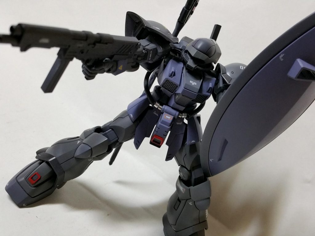 前述の通りゲルググシールドを装備した姿。光源の問題もありますが頭のひさしが大きくてモノアイになかなか光が当たらない……