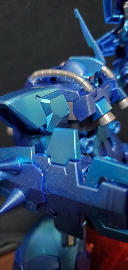 お気に入りは肩の塗装。水色と青の色分けが綺麗でたのしい