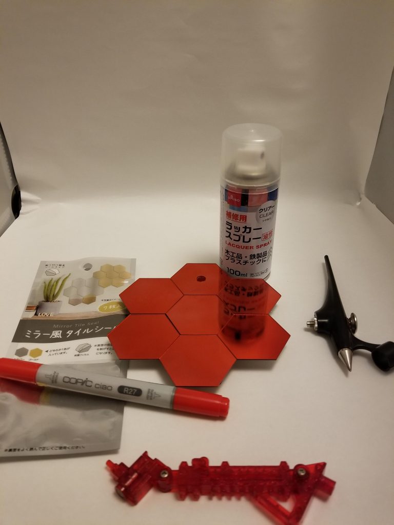 台座の製作で使ったものです。コピックペンとエアブラシシステムは中々相性はいいのですが、隠蔽力皆無なのでクリアーカラー的使い方。それだけだとベタベタ、粒子が粗いなどの問題点をスプレーでカバー。粗さもラッカーなので一瞬溶かしたあと乾くからか均一になり、鏡面もいい感じに。
穴開けて、ベースと合体させました。