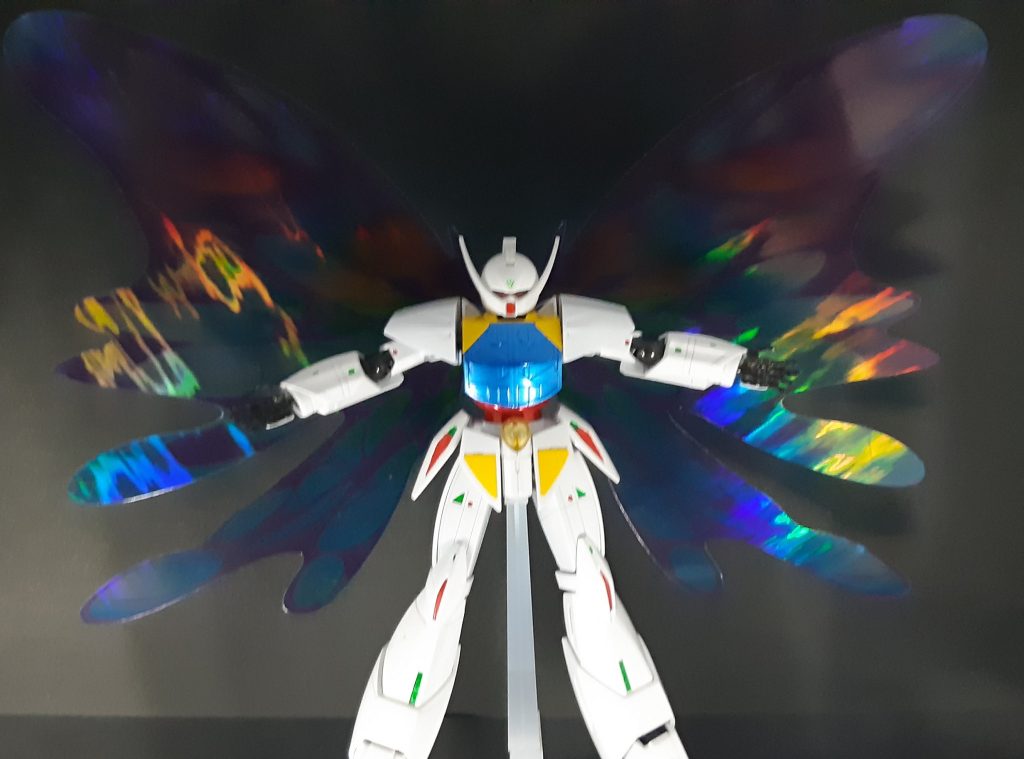 ガンダムシリーズ最強の一角と言われる月光蝶。あれこれと武装をミキシングすると逆に弱いイメージになる気がします。改造するならユニコーンのサイコフレーム展開風にしてみたいですね。