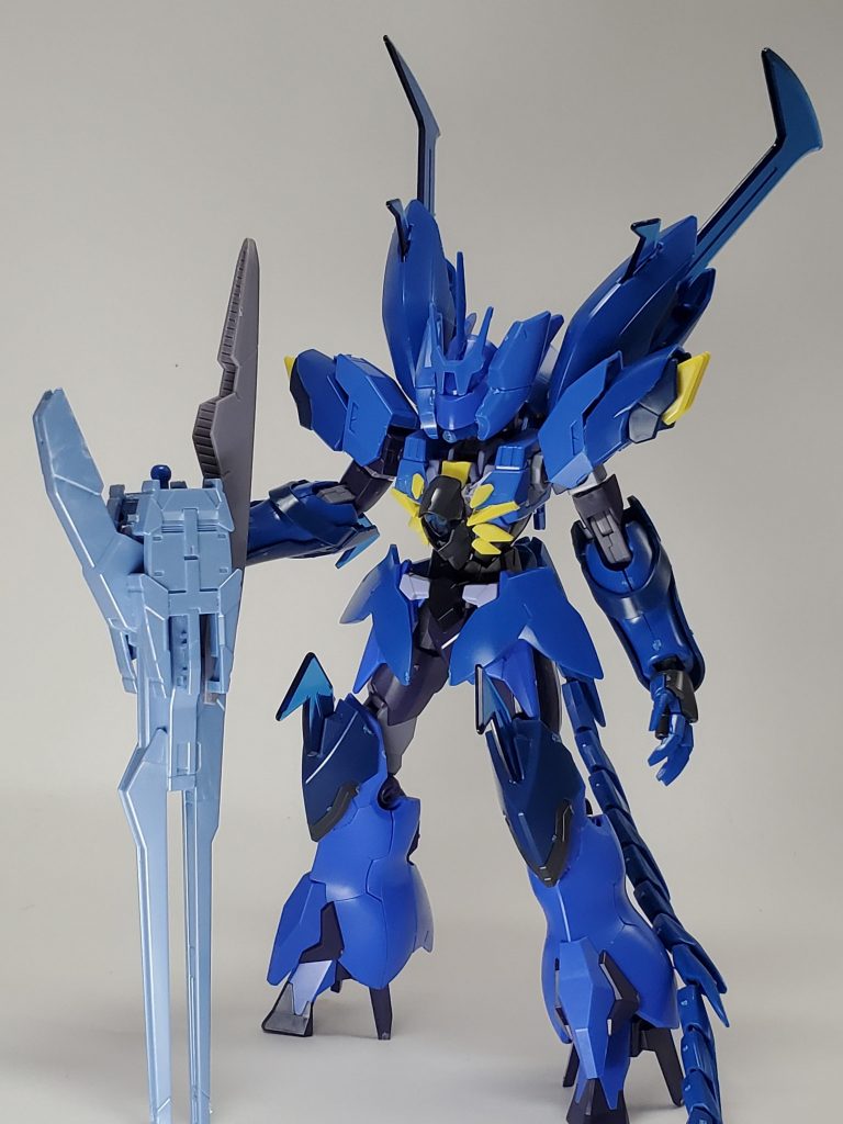 ライフルはダブルオースカイHWSを使い、見た目カッコよさそうな感じにしました。装着はライフル側のジョイントを、機体側の手首ジョイントにはめるだけです