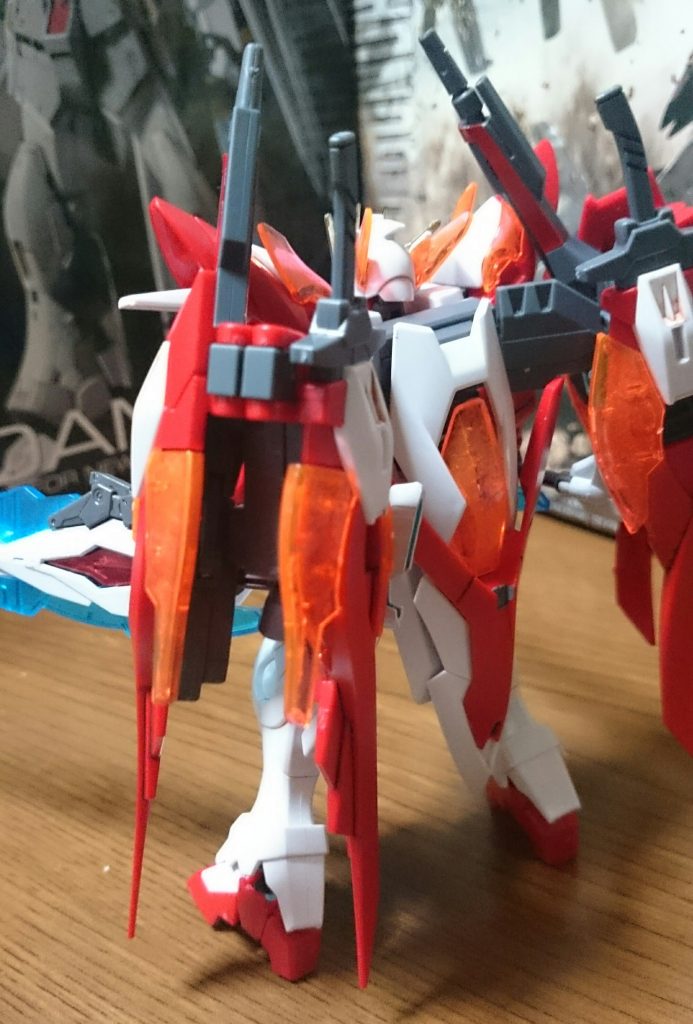 オマケ。シールドをネオバードモード炎形態のシールド取り付け箇所に逆さに取り付け。
基本すっっっごく干渉するので、こちらに取り付けてるっス。
ただ干渉したりして、腰が回らなくなったり、翼の可動域が減ったり、スタンドが使いづらくなったり…もう見てくれだけのものっス