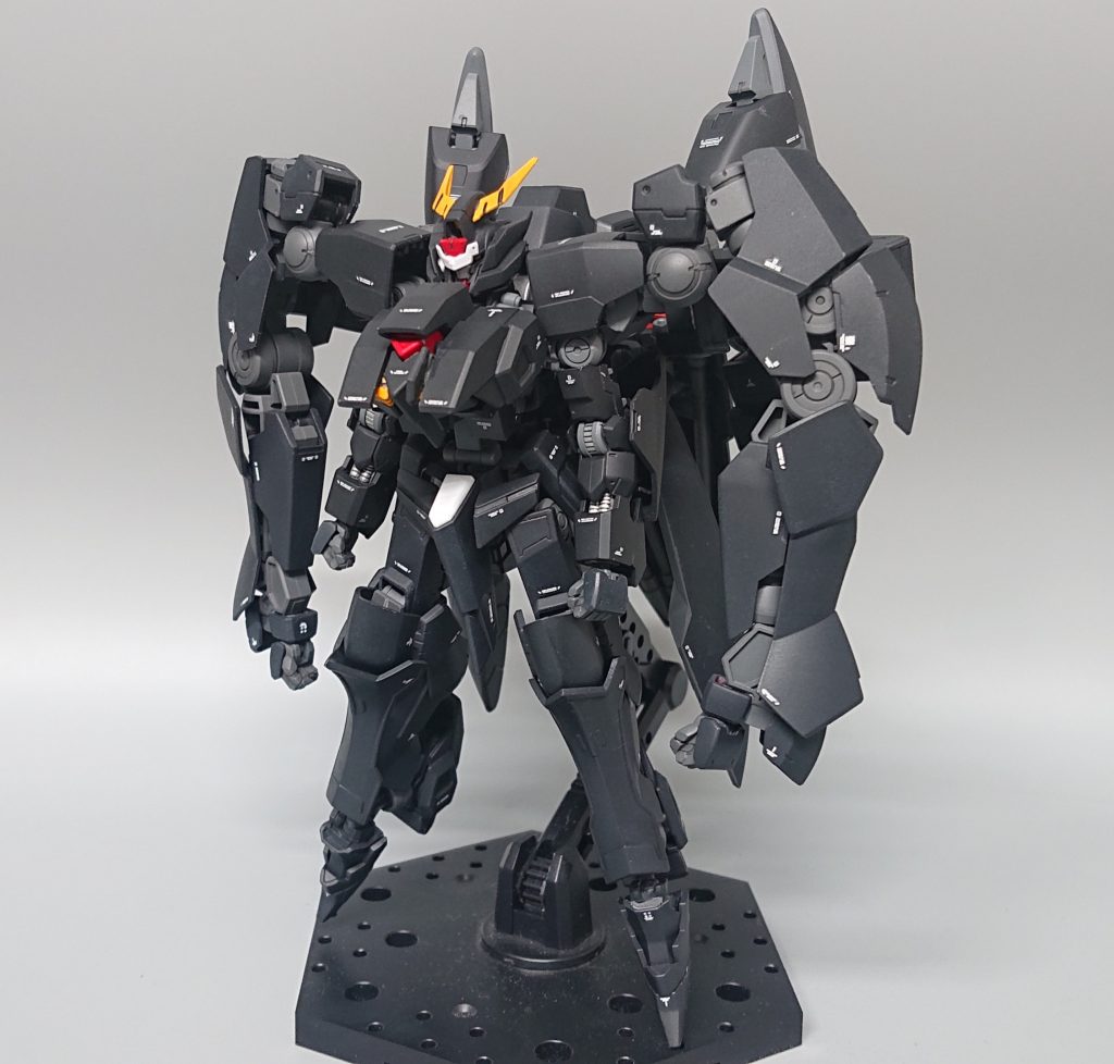 正面
鉄血って真っ黒な機体をあまり見かけないので思いっきり黒くしてみました。
基本フレームはHGバルバトスからで、メインにグレイズアインを混ぜてます。他OO系やAGE系などを使ってミキシングしています。