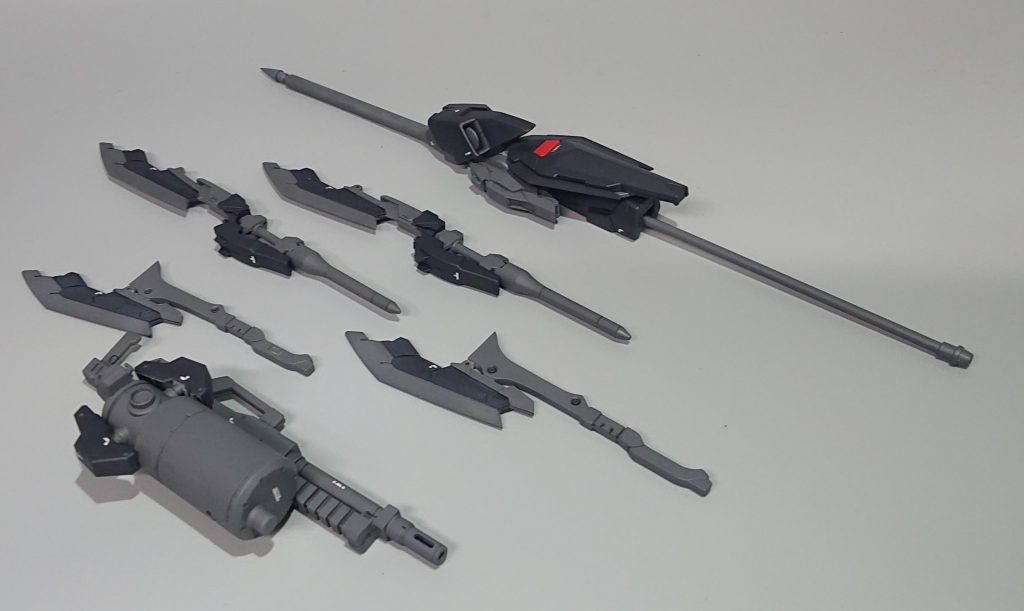 装備一覧
大型投射槍ミストルテインの他にも多数の兵器を所持。
先ほどのキャノン砲の他、手持ち兵器として
ハンドアックス×2
パイク付きロングアックス×2
130mmライフル
を装備。近接格闘は剣より斧が主体で、これはパイロットの意向が表れている。