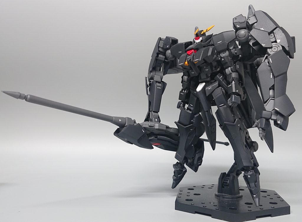 メイン兵装である大型電磁投射槍「ミストルテイン」を装備した状態。
「単機運用可能な小型ダインスレイヴ」をコンセプトにした巨大槍。その威力は圧倒的で本家にもひけを取らず、MSサイズなら当たれば両断・粉砕と一撃で大きなダメージを与える。
単純に弾体をそのまま突き刺す槍として使うことは勿論、槍を目標に向かって構えて射出する投擲モードとしても運用可能。
また弾体を敵機に突き刺してから射出する事で刺突ダメージに加えて、射出した衝撃の追加ダメージを与えることで簡単に目標を粉砕する威力を持つ。