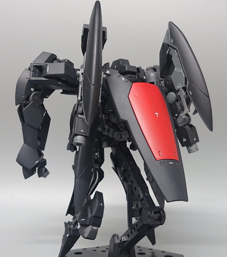 リア
ミストルテインの槍を運用するために通常のマニピュレータとは別に専用の大型マニピュレータを装備している。通常のマニピュレータでも射出は可能だが両腕を使わなければならず、専用のマニピュレータで使用する場合が多い。
また後部のシールド兼スラスターユニットの裏側には予備弾体を4本マウントしており、初期に装填してある弾体を含めて一度の出撃で五回射出が可能。