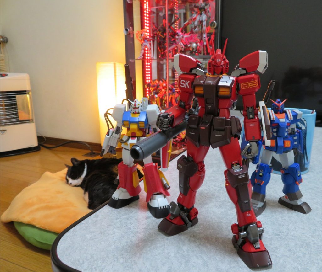 他の2体はロボ魂ですが、パーフェクトガンダム並び。