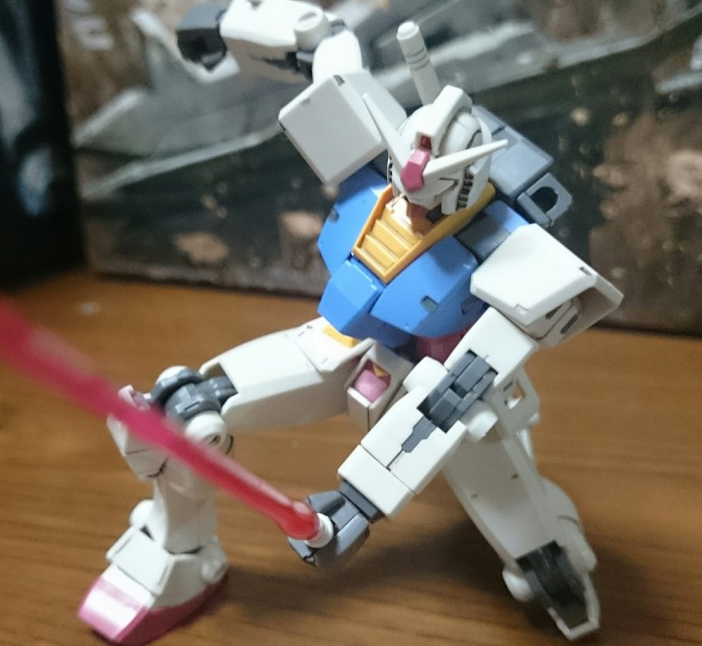 この子は高いアクション性がウリっスからね。とにかく作中のアクションをさせてみるっスよ！
膝立ちはけっこうよゆーっスね
ビームサーベルの柄はバックパックにかっちりと嵌まるからポロリの心配はないっス！