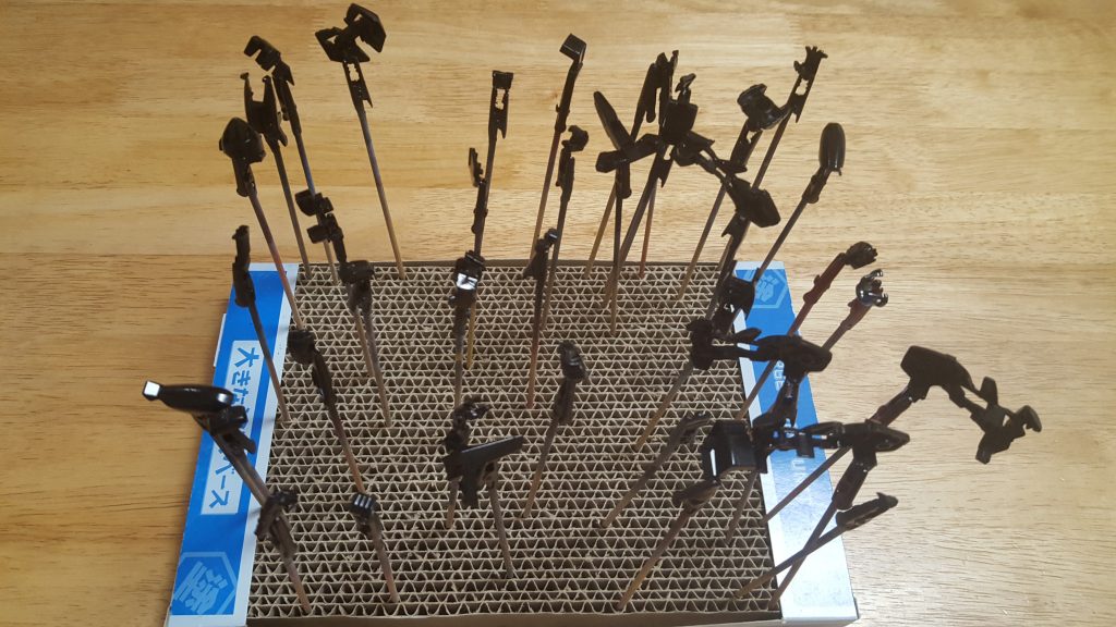 塗装はすべて缶スプレーです。
シルバーは、深みが出るように下地に黒を吹いてから塗装し、赤い部分はポリキャップと色差が出ないように、下地無しで赤パーツにメタリックレッドをそのまま塗装しました。