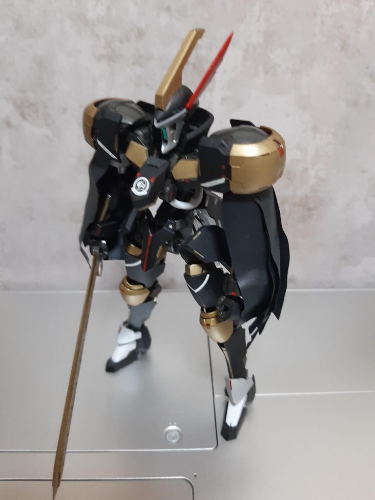 両肩の布は防弾、耐火性を備えた特殊繊維、本来は機体全体を覆うほどの面積があったが退役に伴い補給されなくなり現在の姿に至る。