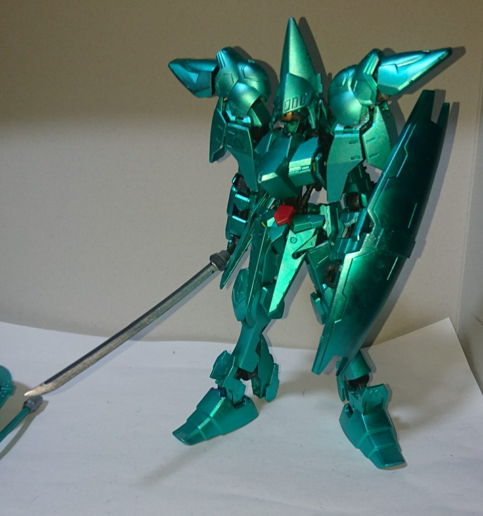 とんがり頭を付けて、肩にブリッツガンダムの脚の先端を付け、エンブリヨ用のシールドを換装させることで、エイトール・エンブリヨ風に出来ます。
原作のとは姿が違いますが、それっぽさは十分かな?
※このシールドはジムコマンド系MSから作成しました。