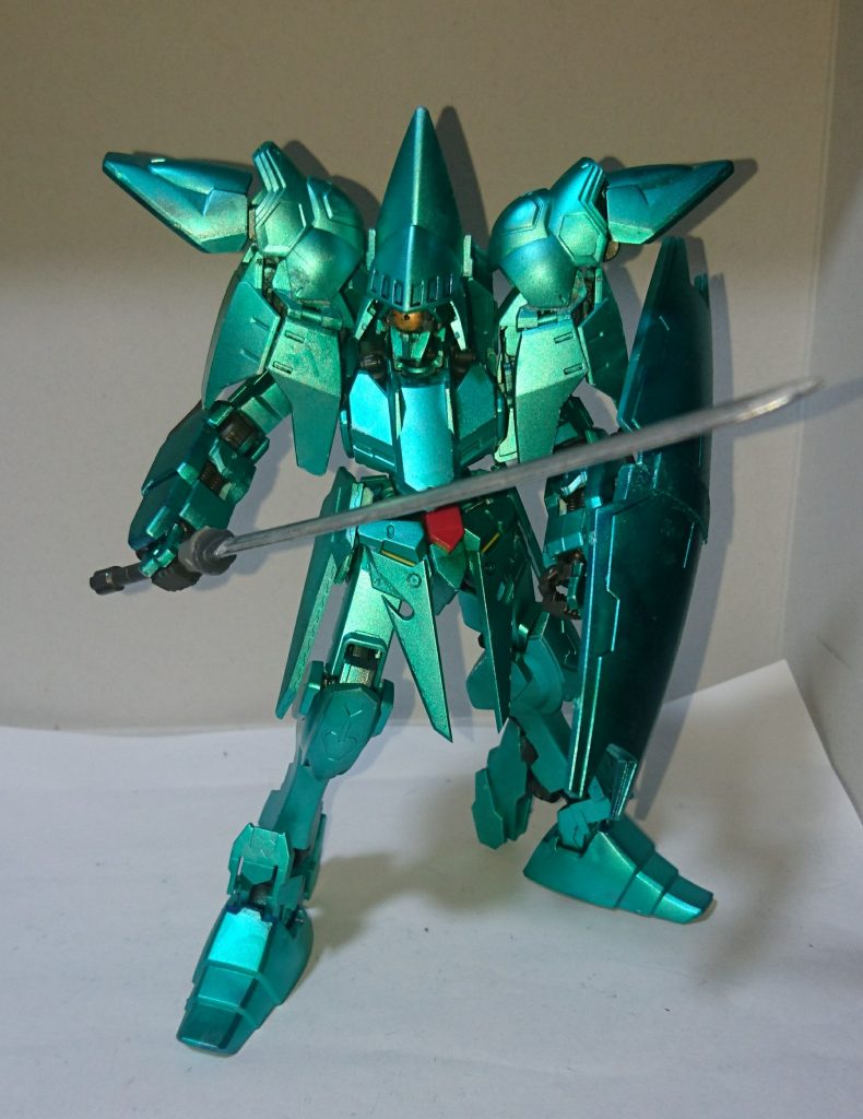 本家のエンブリヨはもっとスマートなボディをしているので、こちらは少しだけ重装備という感じです。