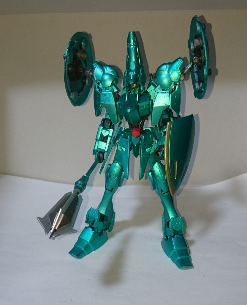 烏帽子タイプの頭部、肩のバインダー、シールドを換装した場合は、通常のエイトール風に再現できます。
本家に比べればスマートに見えます。