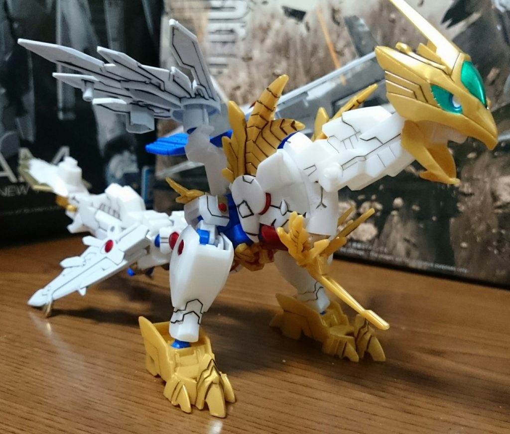 ・エクスガンドラゴンモード
翼と盾回りが通常のヴァルキランダーのガンドラゴンモードと少し違うっス。
翼は赤い方だと後頭部に接続してたっスけど、エクスだと後頭部のパーツが新規パーツになり、接続部がなくなって背中のままっス。また翼先端にあるGNガンブレードは尻尾の方に接続っス
・尻尾先端の盾は剣が無くなってるっス。また接続方法がちょっとだけ変わってるっス